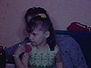 Party de famille, des enfants assis sur un divan avec des adultes - 1964