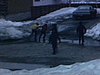 Des enfants jouent au hockey bottine dans la rue, la neige fond - printemps 1972