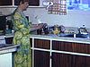 Une femme prépare du café instantané dans la cuisine - 1972