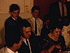 Famille à une réception ou un party chic: beaux habits