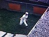 Un garçon en uniforme de baseball (1971-72) se pratique à lancer, (images prises du toit du chalet)