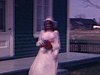 Une jeune femme sort de la maison familiale en robe de mariée. À l’église, elle entre au bras de son père - cérémonie - mariés et invités discutent devant l’église